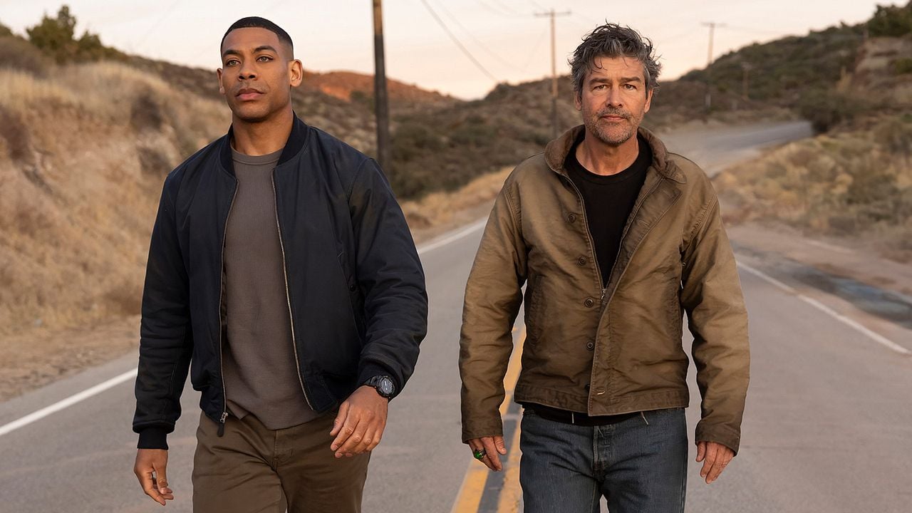 Kyle Chandler (Hal Jordan) et Aaron Pierre (John Stewart) sur une route dans la série Lanterns
