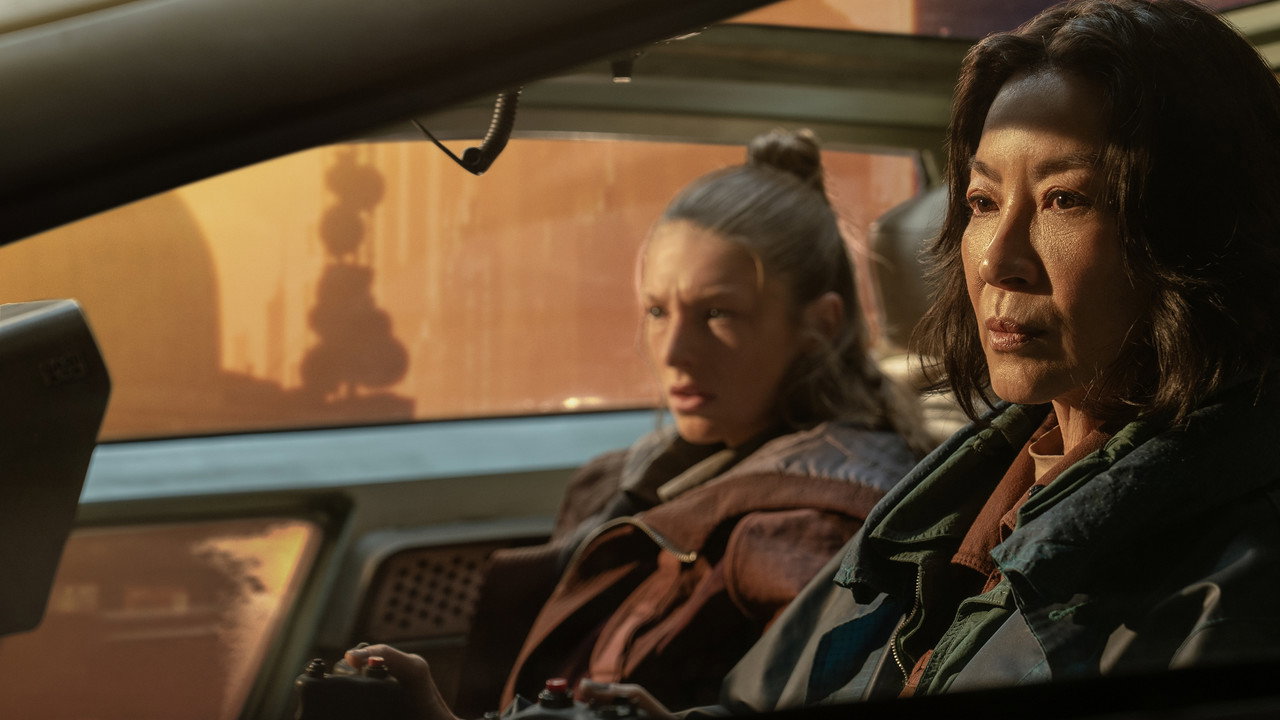 Michelle Yeoh et Hunter Schafer dans Blade Runner 2099 sur Prime Video
