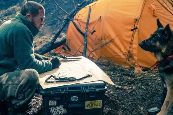 Brad Pitt et son chien Odin dans Heart of the Beast de David Ayer