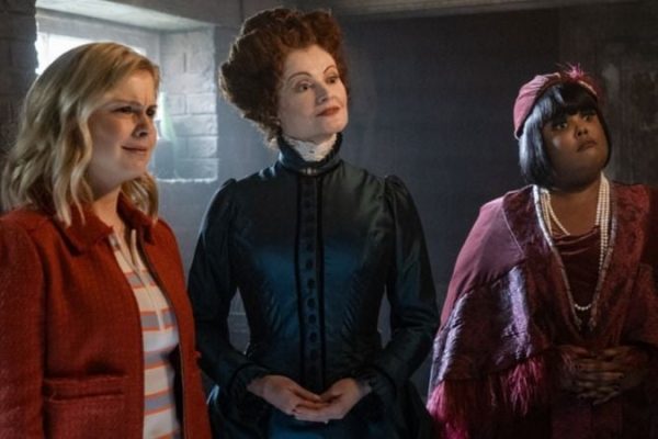 Ghosts : Fantômes à la maison, Sam avec les fantômes Hetty et Alberta dans le manoir