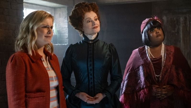 Ghosts : Fantômes à la maison, Sam avec les fantômes Hetty et Alberta dans le manoir