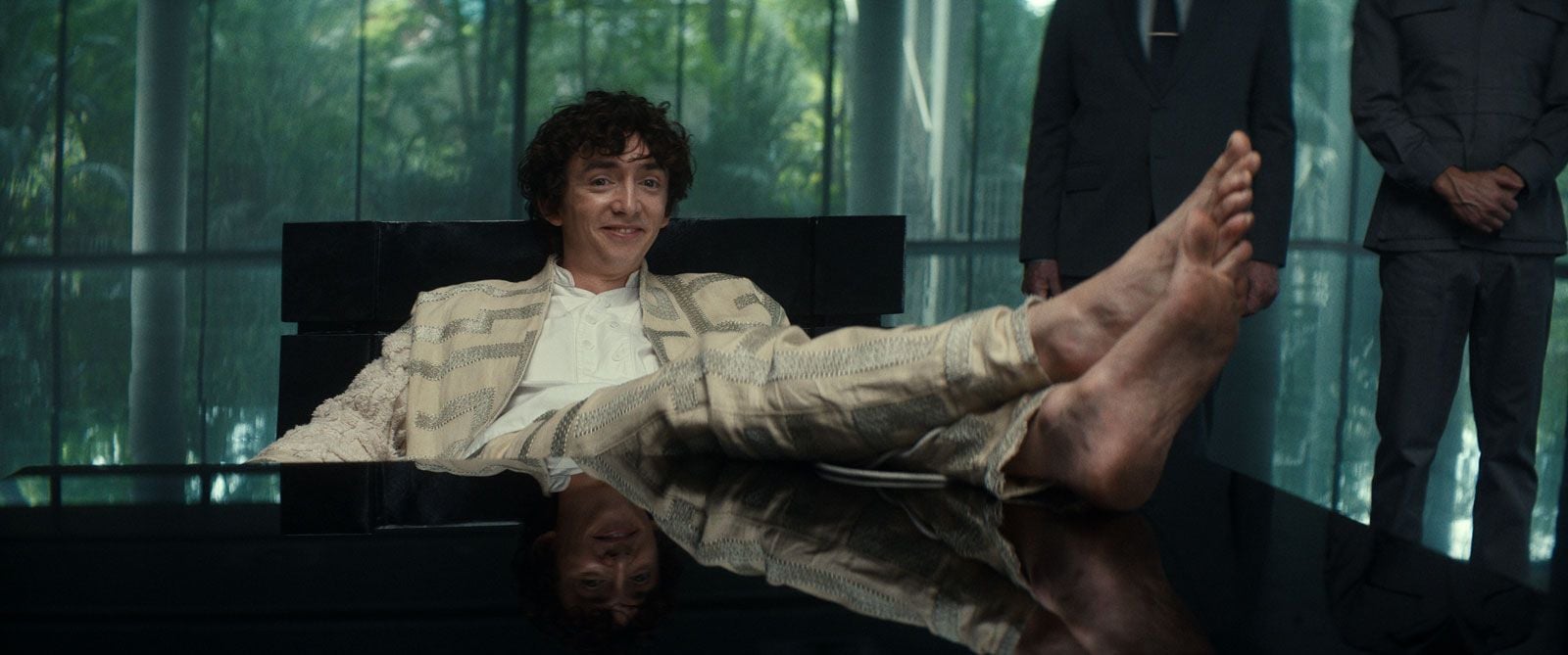 Boy Kavalier (Samuel Blenkin), pieds nus sur la table, dans la série Alien: Earth