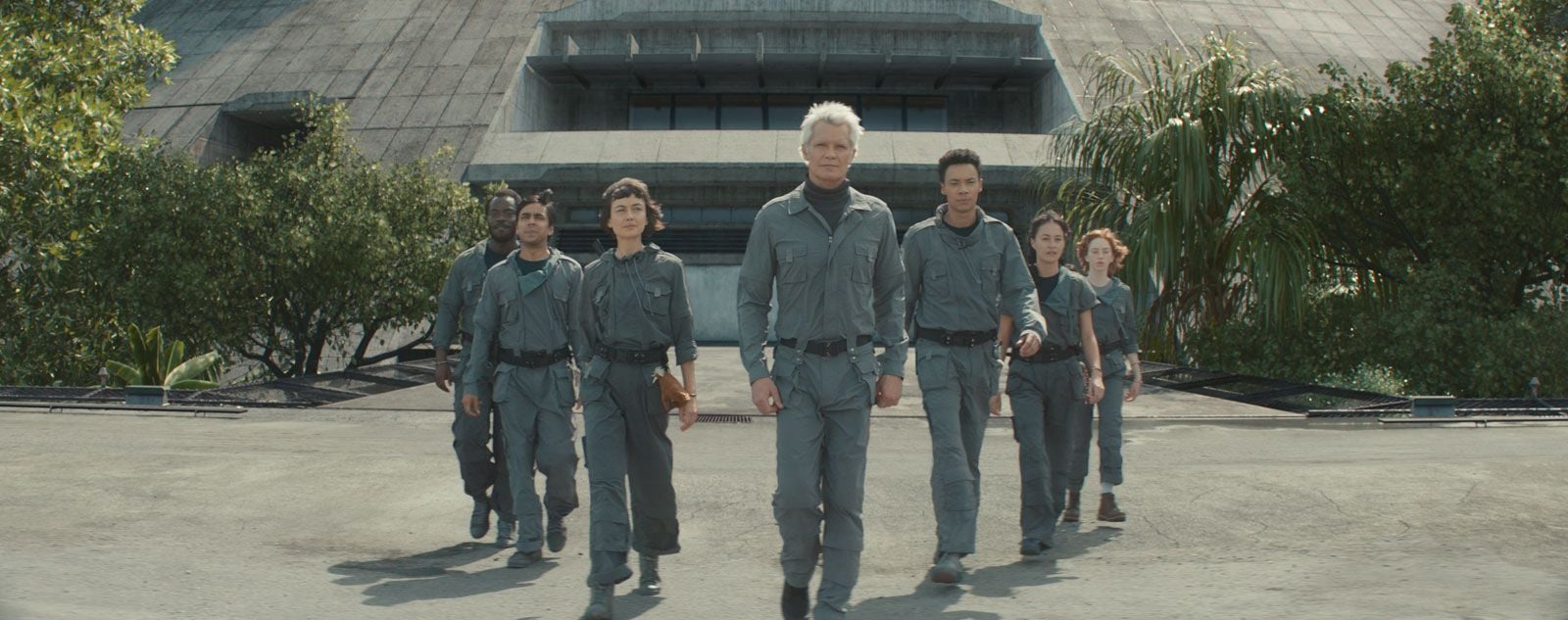 Les hybrides, surnommés les Enfants perdus, marchent derrière le synthétique Kirsh dans Alien: Earth