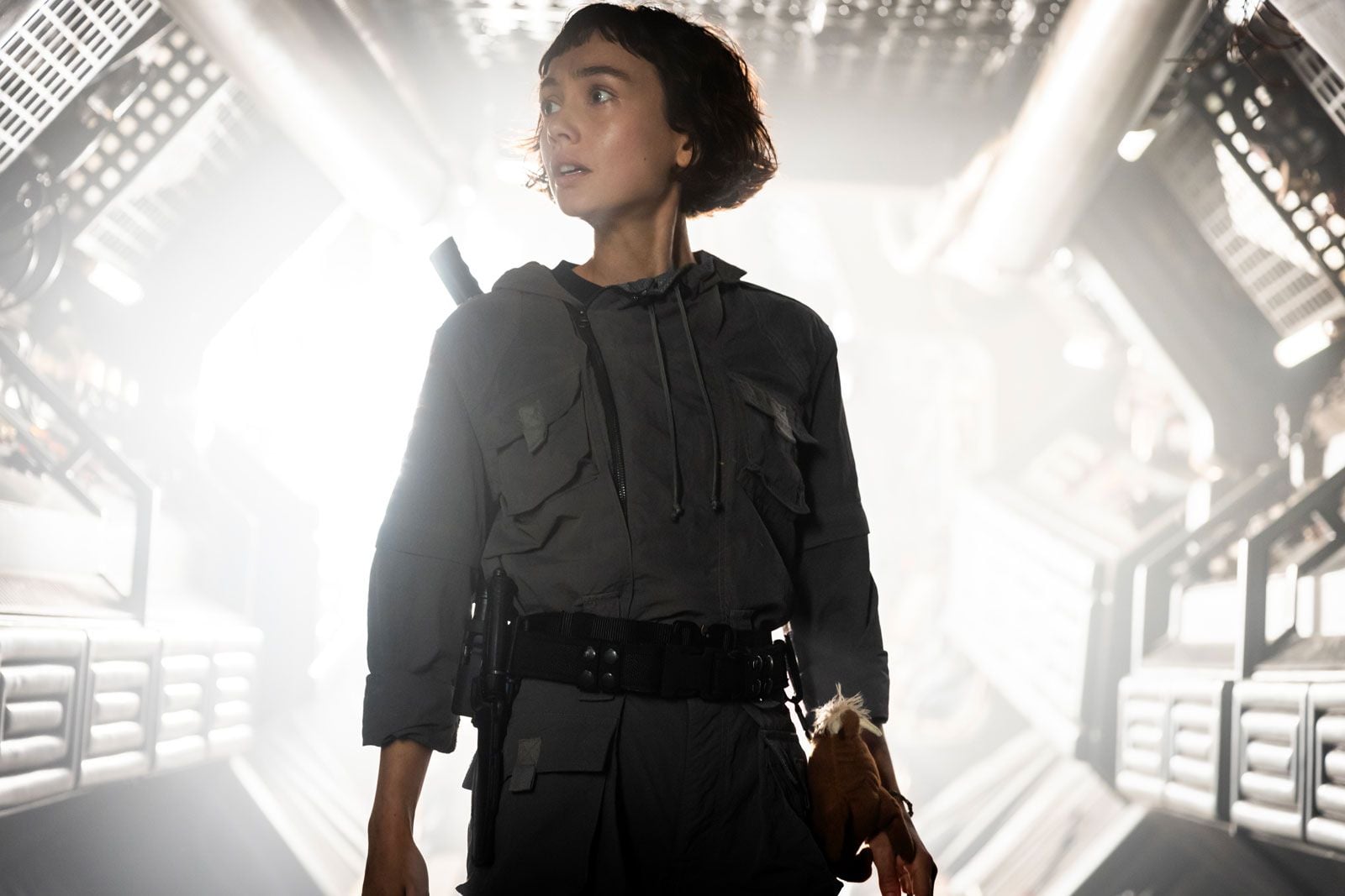 Wendy (Sydney Chandler) dans un couloir inondé de lumière blanche dans Alien: Earth
