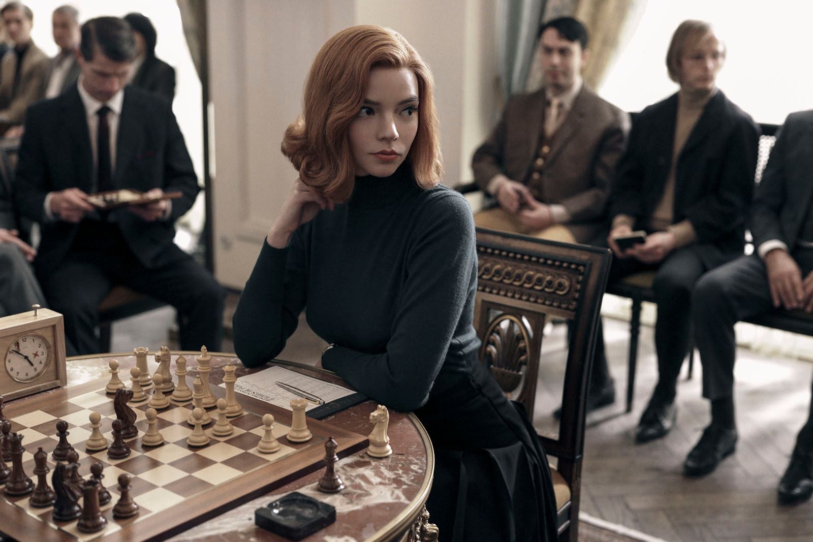 Anya Taylor-Joy en Beth Harmon devant un échiquier, pendant un tournoi, dans la série Le Jeu de la dame