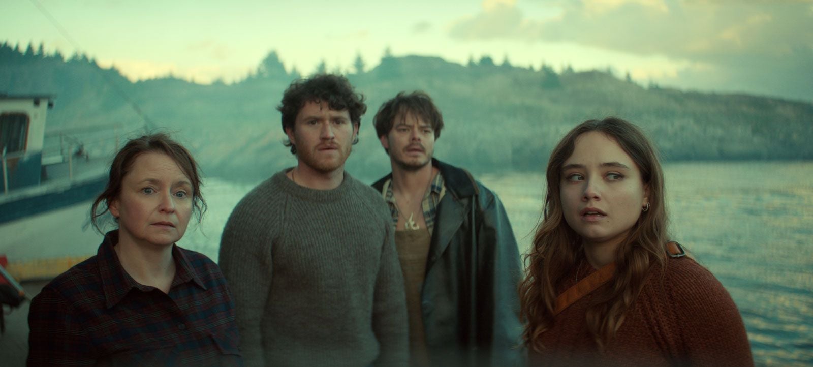 Scène de la série Below : quatre habitants de Snook's Arm regardent la mer depuis un bateau