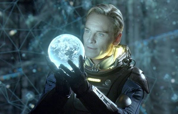 L'androïde David, joué par Michael Fassbender, dans Prometheus